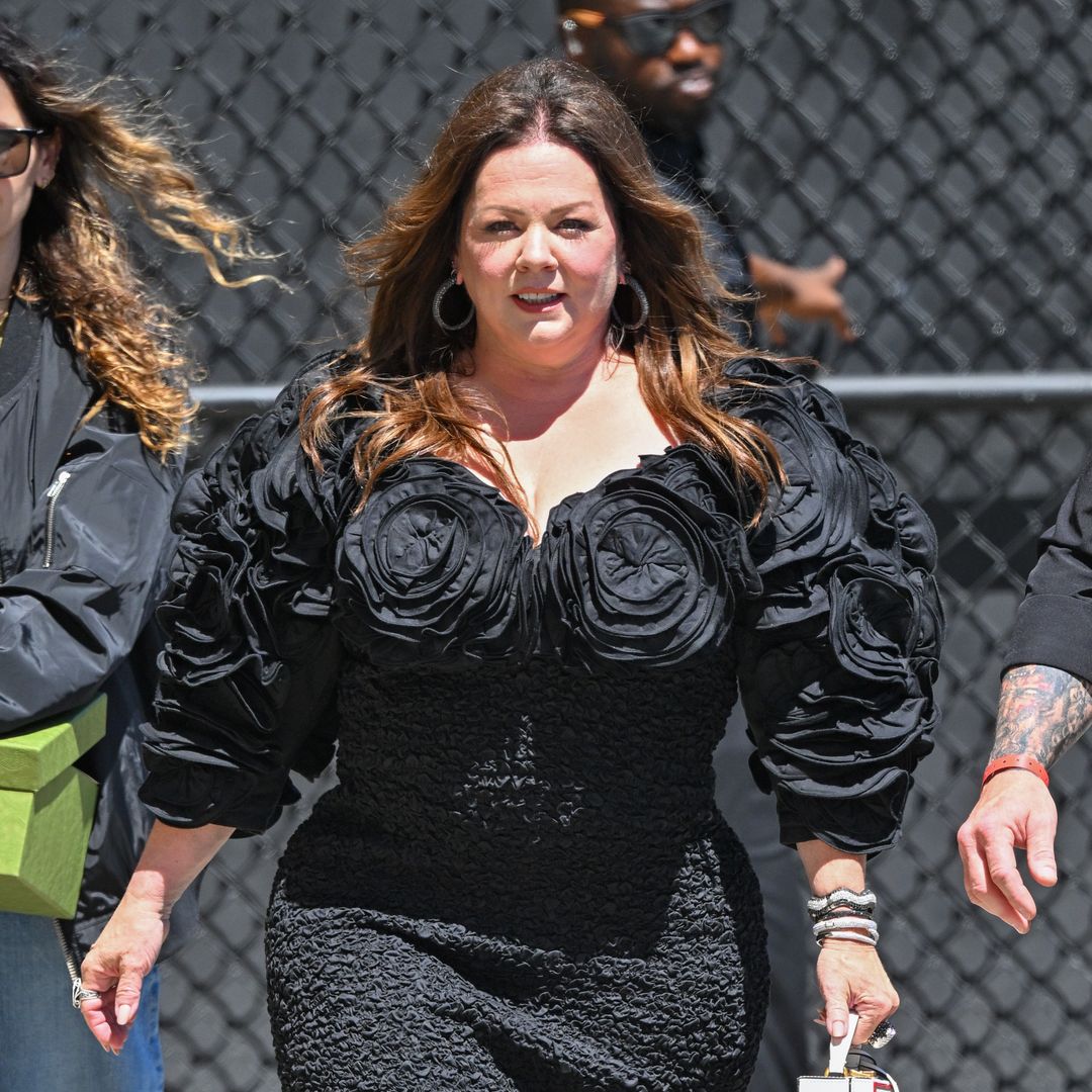 Melissa McCarthy showcases her incredible weight loss in waist-cinching black dress