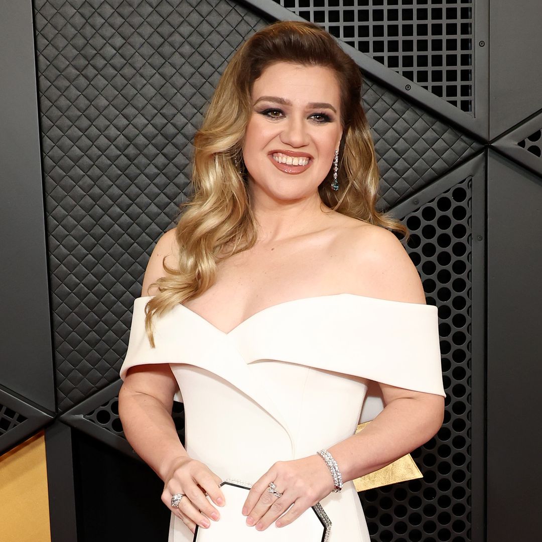 Kelly Clarkson walks effortlessly in sky high platform heels for perfect 70s vibe