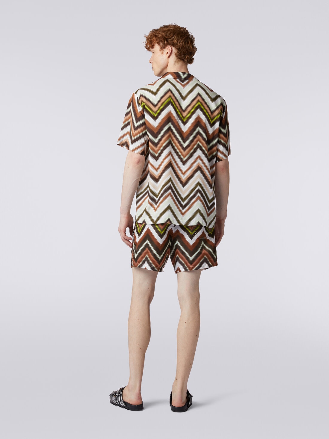 Short-sleeved shirt in viscose with chevron print, Multicoloured  - US24SJ0CBW00RNSM98U - 3