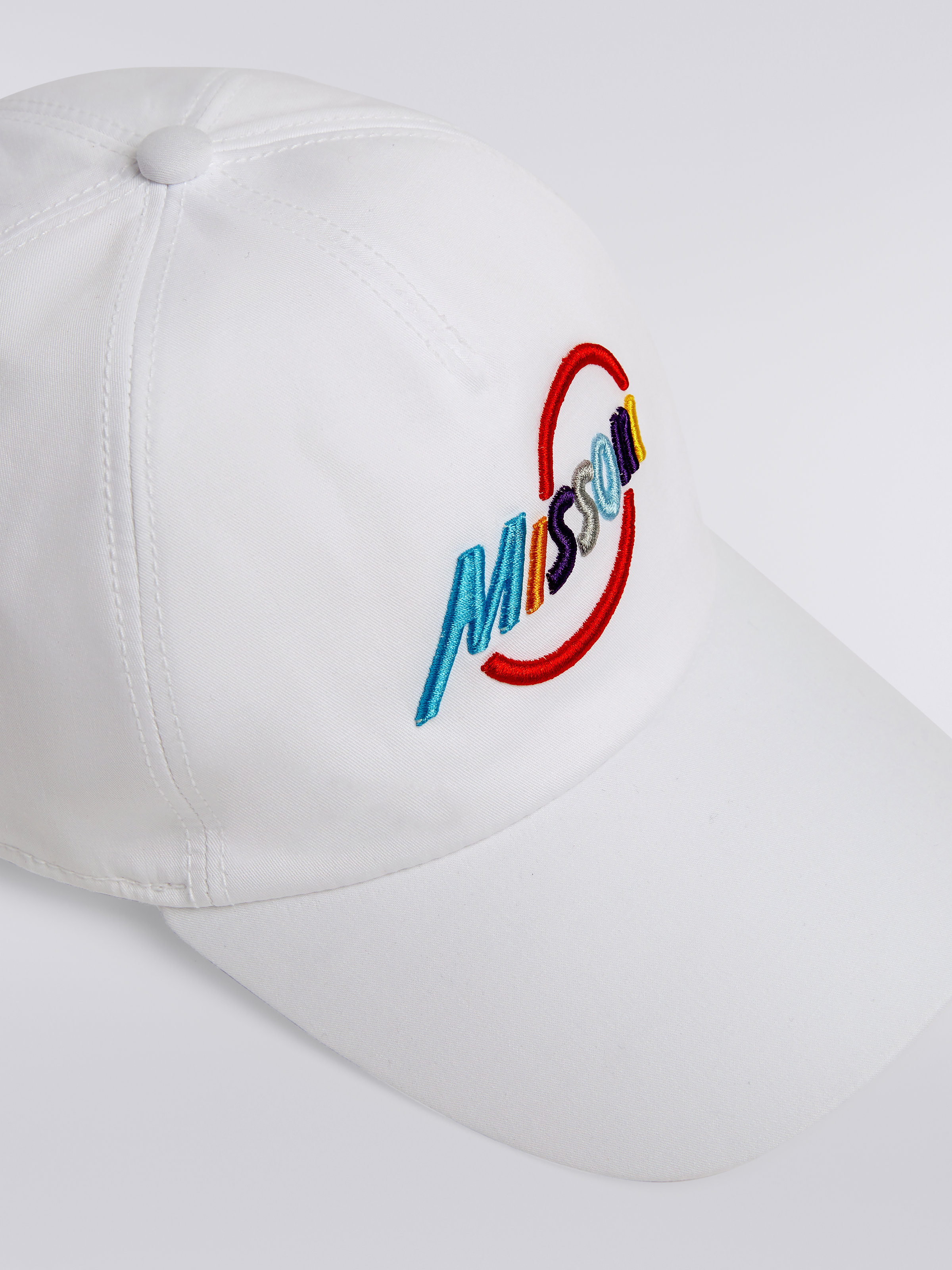 Cotton visor hat with multicoloured logo lettering, White  - 2