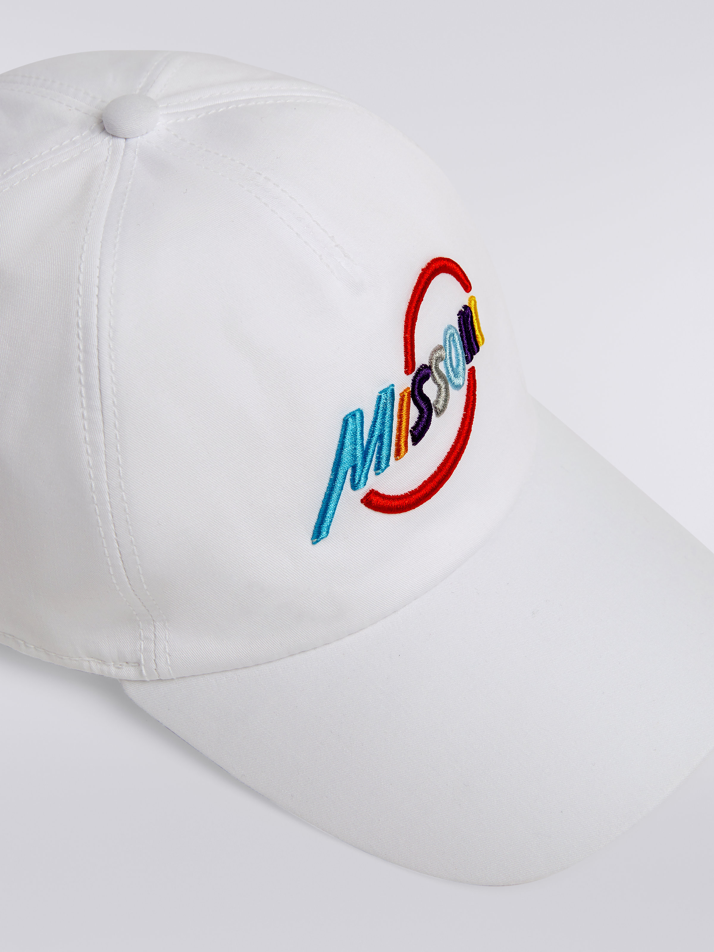 Gorra con visera de algodón con inscripción de logotipo multicolor, Blanco  - 2