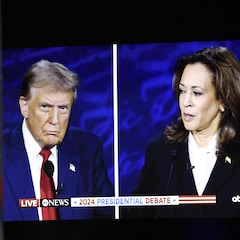 La vice-présidente américaine et candidate démocrate à l'élection présidentielle Kamala Harris et l'ancien président américain et candidat républicain Donald Trump apparaissent sur un écran. 