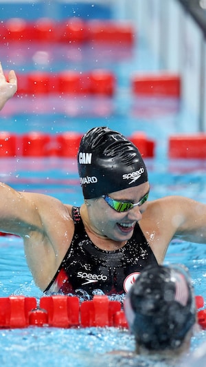 Aurélie Rivard célèbre dans la piscine