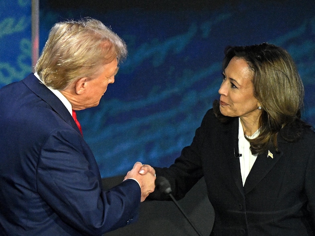 La vice-présidente des États-Unis et candidate démocrate à la présidence Kamala Harris (R) serre la main de l'ancien président des États-Unis et candidat républicain à la présidence Donald Trump lors d'un débat présidentiel au National Constitution Center à Philadelphie, Pennsylvanie, le 10 septembre 2024. 