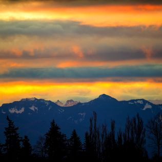 The Cascade Mountain range loom in front of Thrusday morning’s sunrise in this view from Seatac Washington. The weather forecast calls for decreasing chances of rain with highs in the mid 50s on Friday and partly sunny skies returning over the weekend. 
Photographed on January 10, 2019. 208990