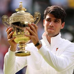 Carlos Alcaraz posiert mit Trophäe nach seinem Sieg in Wimbledon