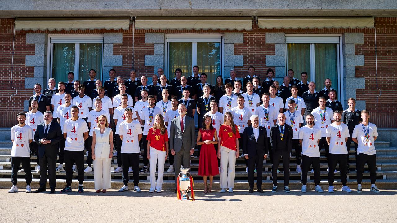 Die spanische Nationalmannschaft gemeinsam mit König Felipe VI und dem EM-Pokal vor dem Zarzuela-Palast in Madrid