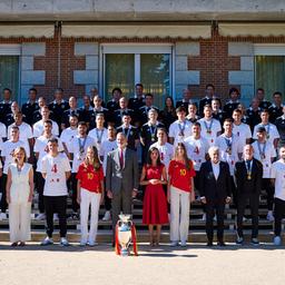 Die spanische Nationalmannschaft gemeinsam mit König Felipe VI und dem EM-Pokal vor dem Zarzuela-Palast in Madrid