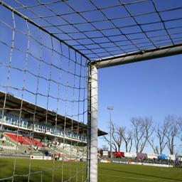 Fußballtor vor leerem Spielfeld