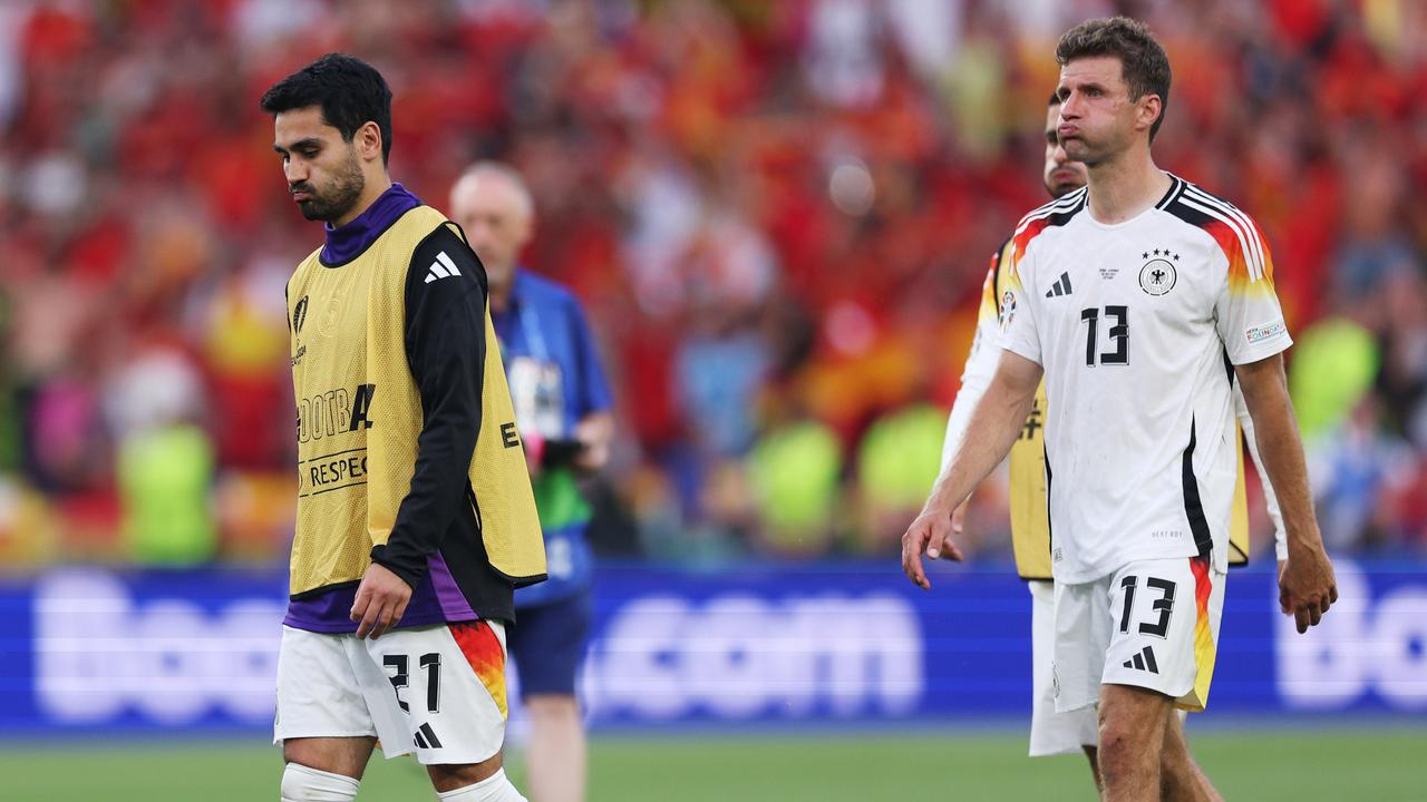 Ilkay Gündogan und Thomas Müller (r.)