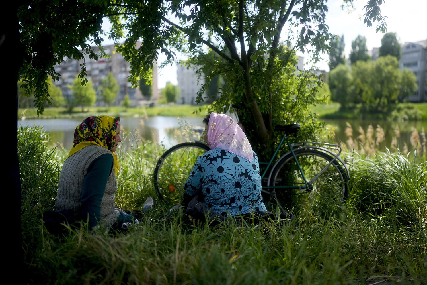  Women talk in a park in Borodyanka, on the outskirts of Kyiv, Ukraine, Tuesday, May 31, 2022. (AP Photo/Natacha Pisarenko) 