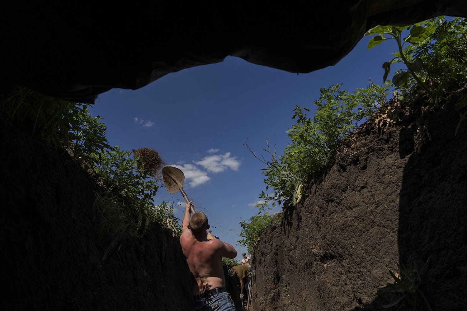  Ukrainian servicemen dig trenches near a frontline, in Donetsk region of eastern Ukraine, Wednesday, June 8, 2022. (AP Photo/Bernat Armangue) 