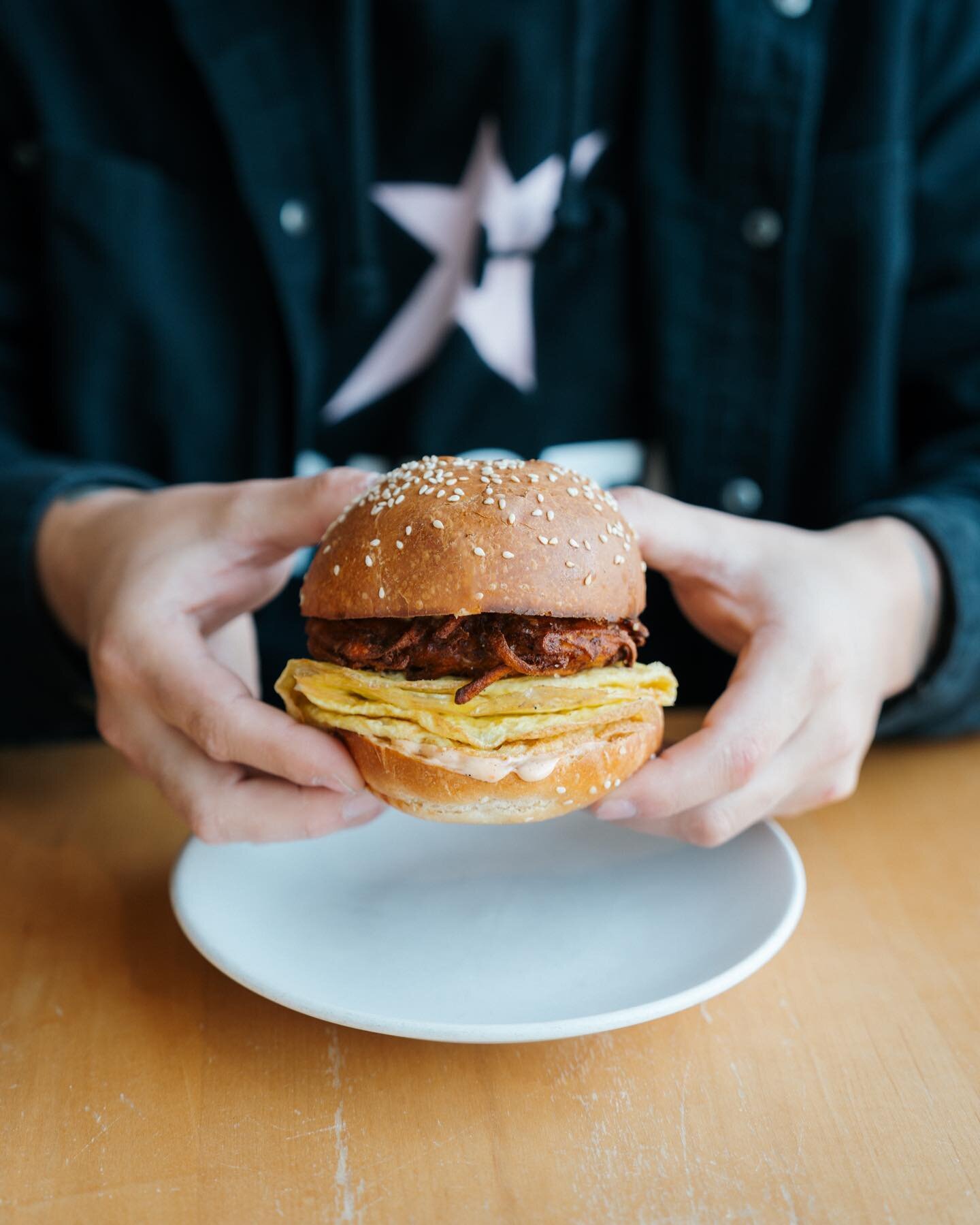 The breakfast sando that cures all&hellip; hash brown egg sandwich with scrambled egg, cheddar, crispy potato hash brown, and spicy mayo on a sourdough brioche ❤️&zwj;🔥

breakfast till 11am, lunch + dinner 11am-8pm

stay safe out there y&rsquo;all!