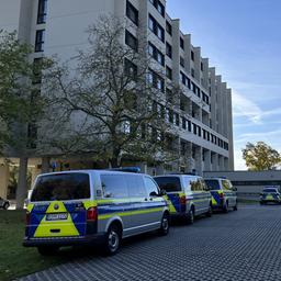 Polizeiautos vor einer Schule in Regensburg