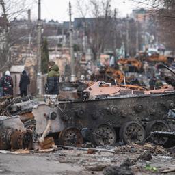Zerstörte Fahrzeuge und russische Panzer in Irpin, Ukraine