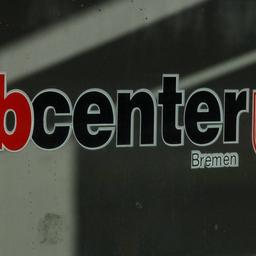 Der Schriftzug Jobcenter Bremen auf einer Scheibe