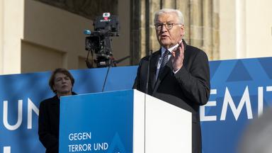 Frank-Walter Steinmeier an einem Sprechpult, im Hintergrund Elke Büdenbender