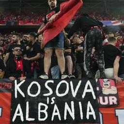 Albanische Fans zeigen ein Transparent mit der Aufschrift "Kosovo ist Albanien".