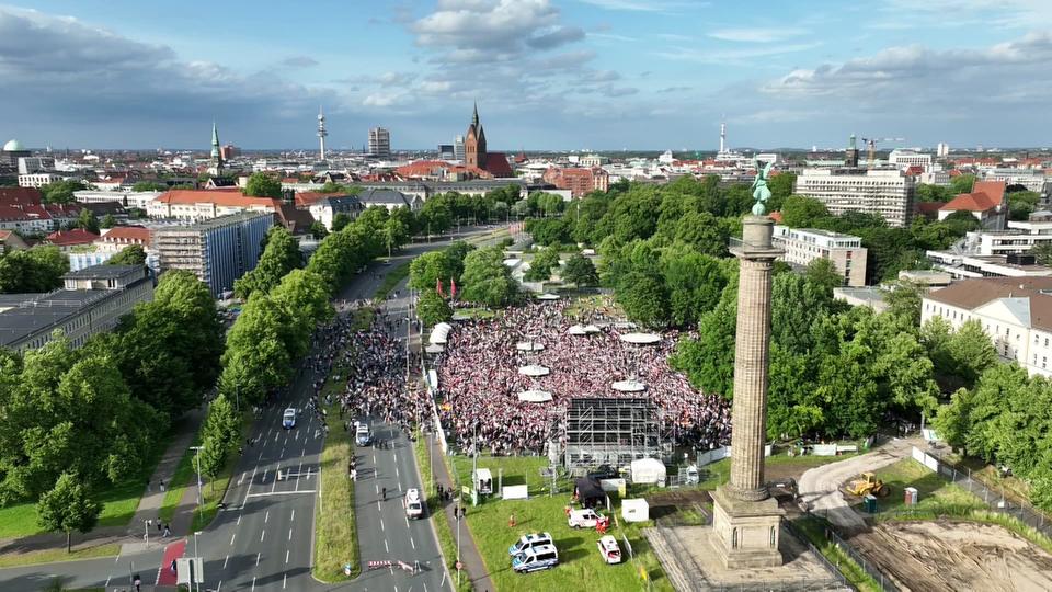 Public Viewing in Hannover (Waterloo) bei der Fußball-EM (Spiel: Deutschland gegen Spanien) aus der Vogelperspektive (Drohnenaufnahme).