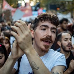 Demonstranten in Buenos Aires rufen Parolen während einer Großkundgebung gegen die Kürzungen, die von der ultraliberalen Regierung von Präsident Milei in Bildung und Wissenschaft durchgeführt werden. 