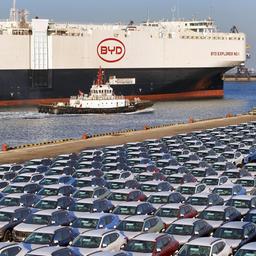 Neue BYD-Autos vor der Verladung auf das Autoschiff  BYD Explorer No.1, im Hafen Yantai, China.