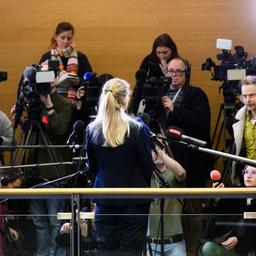 Lisa Rust, Pressesprecherin Landgericht Braunschweig, spricht am ersten Tag im Prozess gegen den Angeklagten Christian B. im Landgericht Braunschweig vor Medienvertretern.