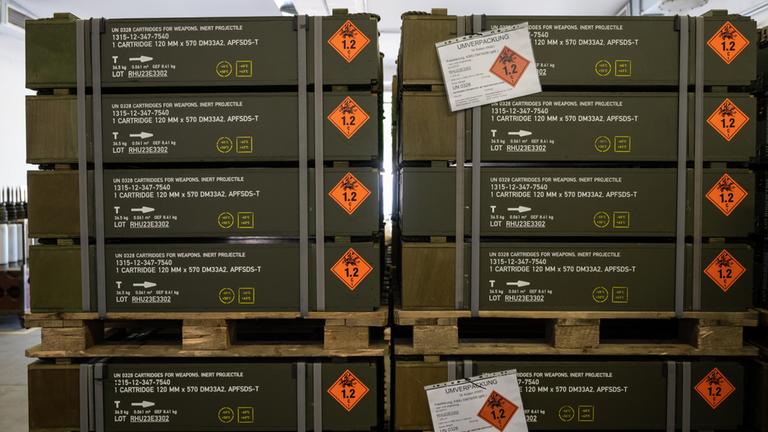 Blick auf Kisten mit 120-Millimeter-KE-Panzermunition