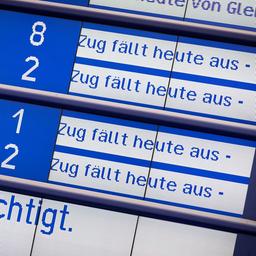Auf Zugausfälle wird auf einer Anzeigetafel im Hauptbahnhof von Bielefeld hingewiesen.