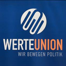 Ein Aufsteller mit dem Logo der Werteunion.