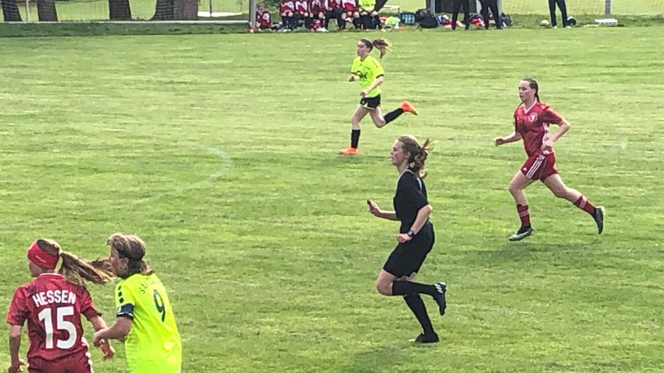 Schiedsrichterin Stine Fiege auf dem Fußballplatz