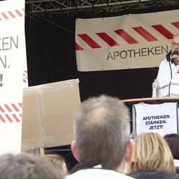 Ein Apotheker steht auf der Bühne beim Apothekenprotest in Hannover.