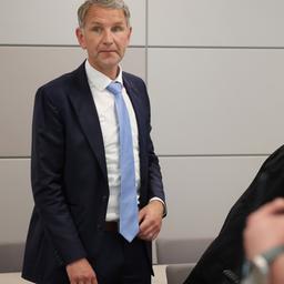 Björn Höcke steht im Gerichtssaal.