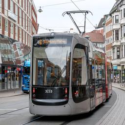 Eine Straßenbahn fährt in einer Straße in Bremen