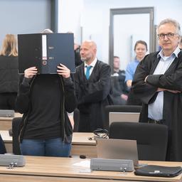 Lina E. mit ihren Verteidigern beim Prozess am OLG Dresden