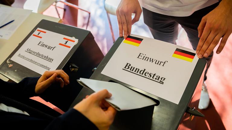 Wahlurnen für die Abgeordnetenhauswahl Berlin und die Bundestagswahl