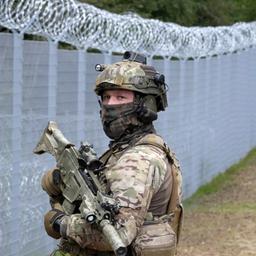 Ein lettischer Grenzschützer an der Grenze zu Belarus