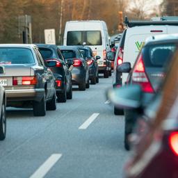 Autos stehen auf einer Bundesstraße im Stau.