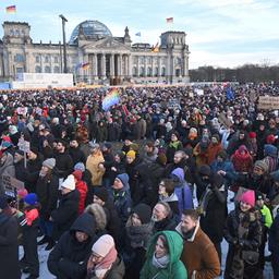 Menschen nehmen an einer Demonstration unter dem Motto #ZusammenGegenRechts vor dem Bundstag teil.