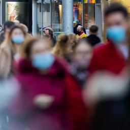 Nordrhein-Westfalen, Düsseldorf: Menschen mit Mund-Nasen-Schutz gehen durch eine Fußgängerzone.