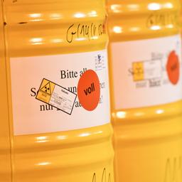 Atommüll-Fässer mit der Aufschrift "voll" stehen in einem Zwischenlager. Archivbild 2014