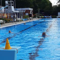 Badegäste schwimmen im Van-Ameren-Bad in Emden.