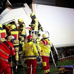 Ein Lkw ist bei einem Unfall auf der A7 in eine Lärmschutzwand gefahren.