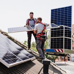 Montage von Solarpaneelen auf einem Hausdach.