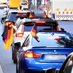 Fußballfans nehmen an einem Autokorso teil.