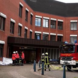 Einsatzkräfte der Feuerwehr stehen vor einer Klinik in Bassum.