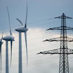 Windräder und ein Strommast stehen in der Region Hannover.