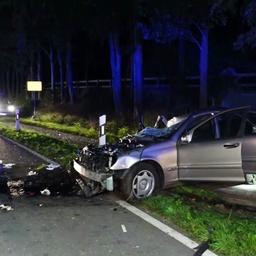 Ein vom Unfall zerstörtes Auto am Straßenrand.