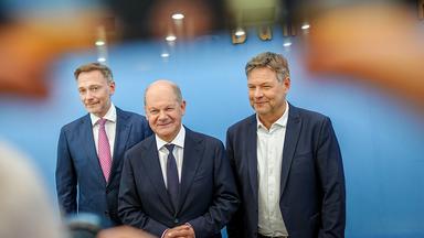 Olaf Scholz mit Robert Habeck (rechts) und Christian Lindner (links)