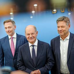 Olaf Scholz mit Robert Habeck (rechts) und Christian Lindner (links)