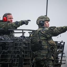 Boris Pistorius steht in einem Schützenpanzer